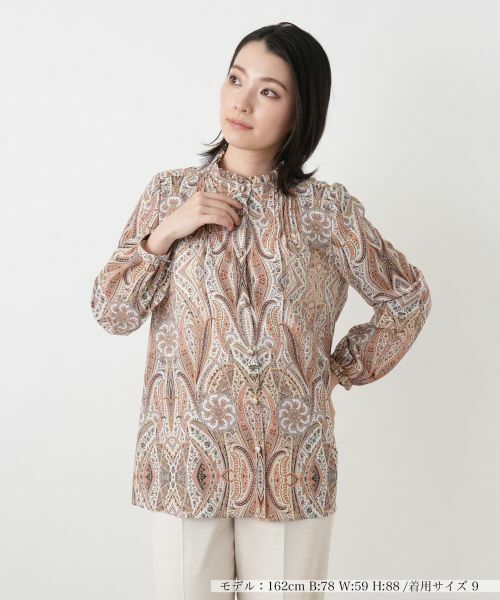 Leilian / レリアン シャツ・ブラウス | ペイズリー柄バンドカラーブラウス【ROCHAS Premiere】【ERICA】（アプリコット）