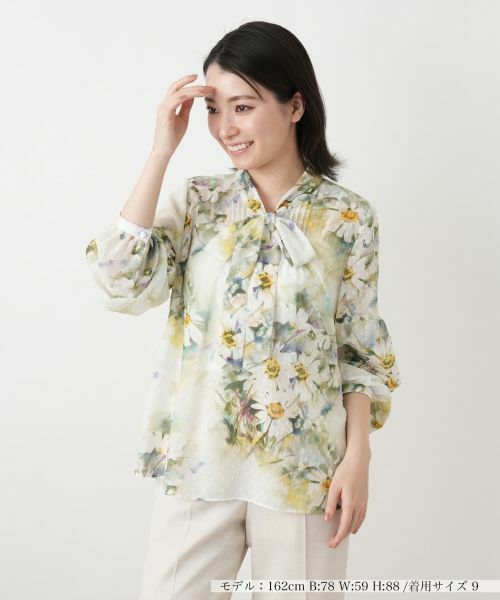 Leilian / レリアン シャツ・ブラウス | 花柄ボウタイブラウス【ROCHAS Premiere】（グリーン）