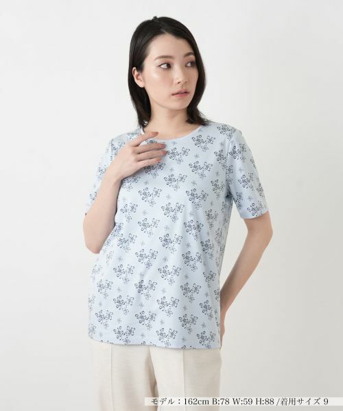 Leilian / レリアン Tシャツ | プリントクルーネックカットソー【ROCHAS Premiere】（サックスブルー）