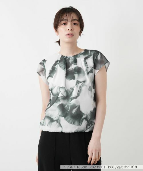 Leilian / レリアン シャツ・ブラウス | プリントフレンチスリーブブラウス（チャコールグレー）