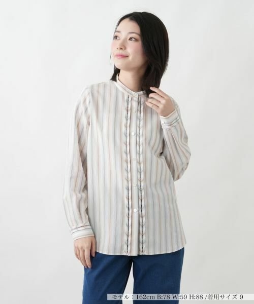 Leilian / レリアン シャツ・ブラウス | ストライプバンドカラーブラウス（ベージュ）
