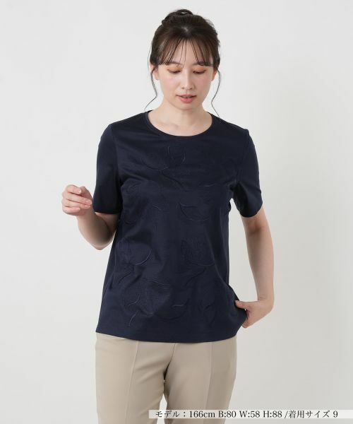 Leilian / レリアン Tシャツ | ボタニカル刺繍カットソー【ROCHAS Premiere】（ネイビー）