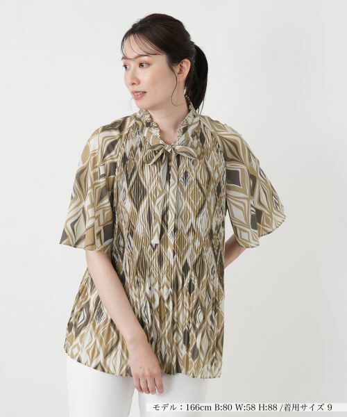 Leilian / レリアン シャツ・ブラウス | 幾何学柄プリーツ切替ブラウス【ROCHAS Premiere】（キャメル）