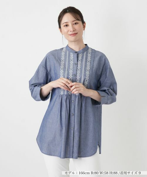 Leilian / レリアン シャツ・ブラウス | 刺繍バンドカラーブラウス（ネイビー系）