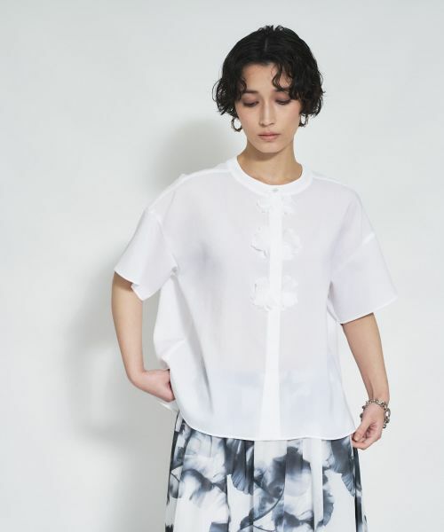 Leilian / レリアン シャツ・ブラウス | フラワーモチーフ比翼ブラウス（アイボリー）