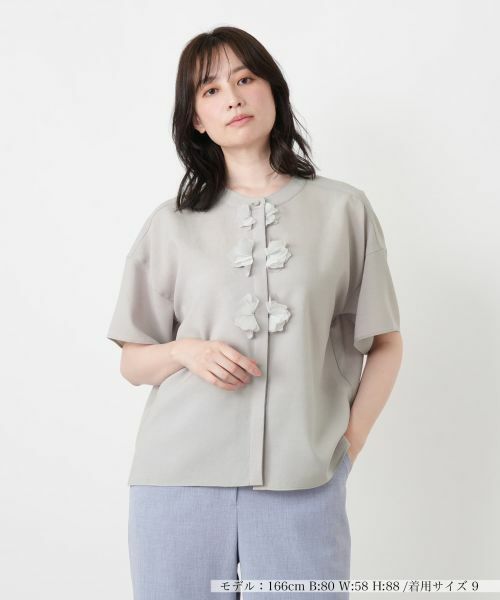 Leilian / レリアン シャツ・ブラウス | フラワーモチーフ比翼ブラウス（ライトグレー）