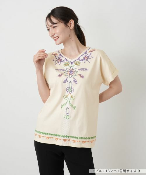 Leilian / レリアン Tシャツ | 刺繍風レースプリントVネックTシャツ【MUSE BY ROCHAS Premiere】（ベージュ）