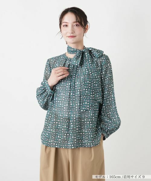 Leilian / レリアン シャツ・ブラウス | スカーフタイ幾何学柄ブラウス【Leilian WHITE LABEL】（グリーン系）
