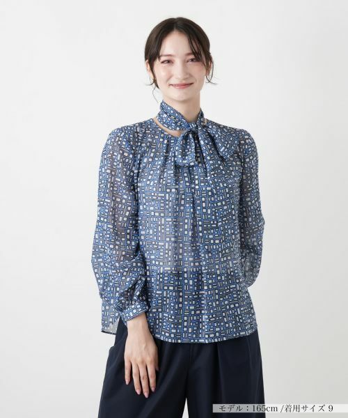 Leilian / レリアン シャツ・ブラウス | スカーフタイ幾何学柄ブラウス【Leilian WHITE LABEL】（コバルトブルー）