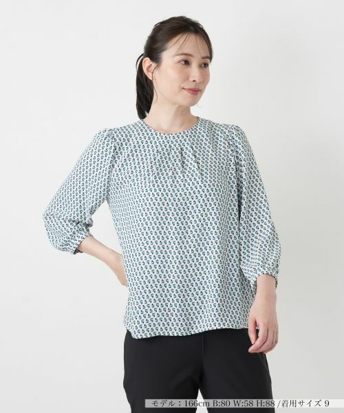 Leilian / レリアン シャツ・ブラウス | 幾何学柄ギャザーブラウス（カーキ）