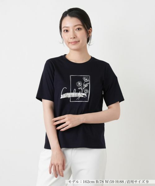 Leilian / レリアン Tシャツ | 【接触冷感】プリントクルーネックTシャツ（ネイビー）