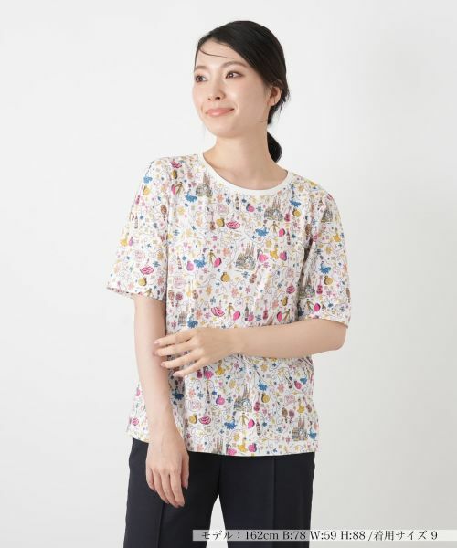 Leilian / レリアン Tシャツ | 総柄プリントクルーネックTシャツ(ピンク系)