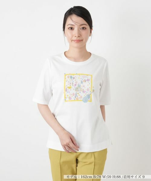 Leilian / レリアン Tシャツ | プリントクルーネックTシャツ(ピンク系)