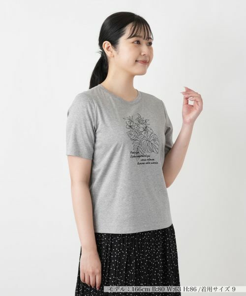 Leilian / レリアン Tシャツ | ボタニカル柄クルーネックTシャツ(ライトグレー)