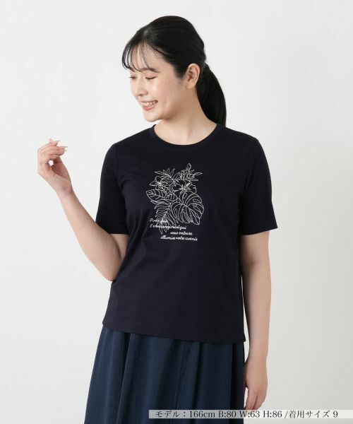 Leilian / レリアン Tシャツ | ボタニカル柄クルーネックTシャツ(ネイビー)