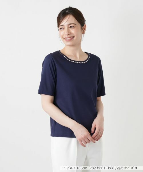 Leilian / レリアン Tシャツ | ビジューネックカットソー(ネイビー)