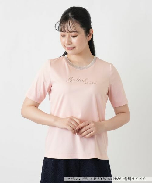 Leilian / レリアン Tシャツ | クルーネックメッセージTシャツ(ピンク)