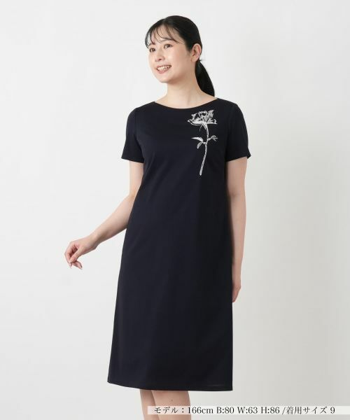 Leilian / レリアン ドレス | 刺繍サックワンピース(ネイビー)