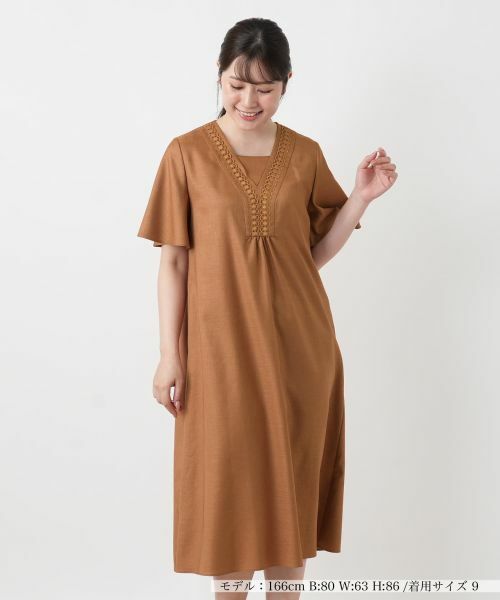 Leilian / レリアン ドレス | レース刺繍Vネックサックワンピース【Leilian WHITE LABEL】(ブラウン系)