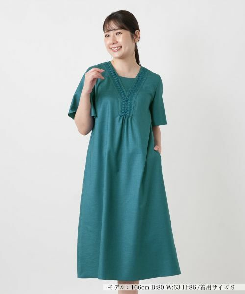 Leilian / レリアン ドレス | レース刺繍Vネックサックワンピース【Leilian WHITE LABEL】(カーキ系)