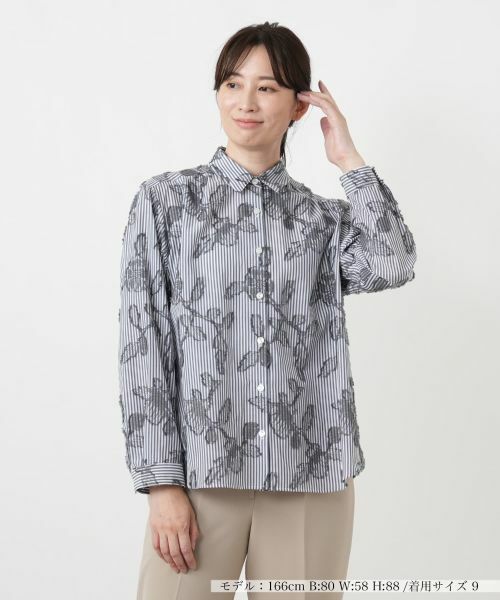Leilian / レリアン シャツ・ブラウス | ストライプ花柄刺繍ブラウス【Leilian WHITE LABEL】（グレー系）