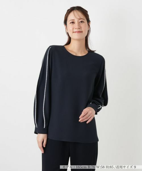 Leilian / レリアン シャツ・ブラウス | 刺繍ラインクルーネックブラウス【Leilian WHITE LABEL】（ネイビー）