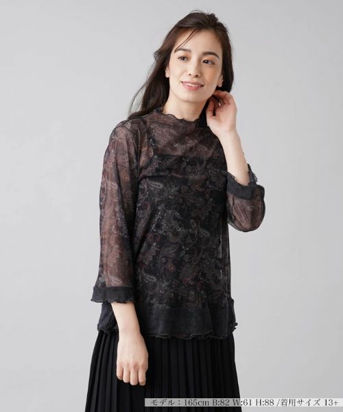 Leilian PLUS HOUSE/レリアンプラスハウス シアーペイズリープリントハイネックカットソー【パワーネット】 ダークブラウン系 15+ Leilian PLUS HOUSE/レリアンプラスハウス シアーペイズリープリントハイネックカットソー【パワーネット】 ダークブラウン系 15+