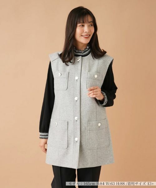 Leilian PLUS HOUSE/レリアンプラスハウス ノーカラーロングベスト【ROCHAS Premiere】 ライトグレー 13+ Leilian PLUS HOUSE/レリアンプラスハウス ノーカラーロングベスト【ROCHAS Premiere】 ライトグレー 13+