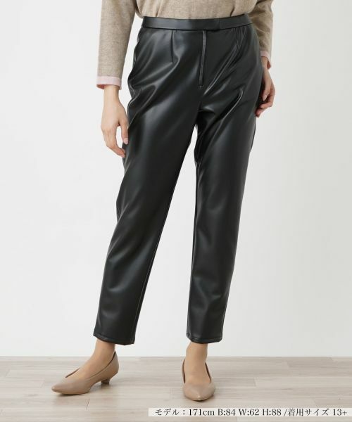Leilian PLUS HOUSE/レリアンプラスハウス フェイクレザーテーパードパンツ【プラス企画】 ブラック 17+ Leilian PLUS HOUSE/レリアンプラスハウス フェイクレザーテーパードパンツ【プラス企画】 ブラック 17+