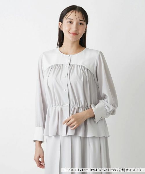 Leilian PLUS HOUSE/レリアンプラスハウス ノーカラーブラウス【BOURGE】 ライトグレー 13+ Leilian PLUS HOUSE/レリアンプラスハウス ノーカラーブラウス【BOURGE】 ライトグレー 13+