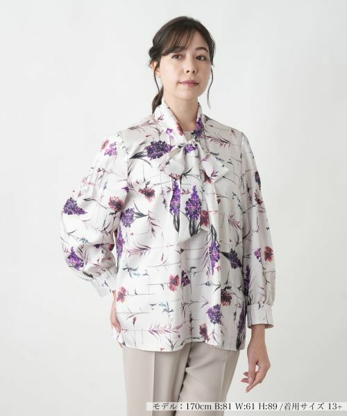 Leilian PLUS HOUSE/レリアンプラスハウス 【店舗人気】プリントボウタイブラウス【ROCHAS Premiere】 ラベンダー 13+ Leilian PLUS HOUSE/レリアンプラスハウス 【店舗人気】プリントボウタイブラウス【ROCHAS Premiere】 ラベンダー 13+