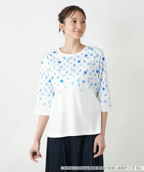 Leilian PLUS HOUSE/レリアンプラスハウス プリントクルーネックTシャツ セルリアンブルー 15+ Leilian PLUS HOUSE/レリアンプラスハウス プリントクルーネックTシャツ セルリアンブルー 15+