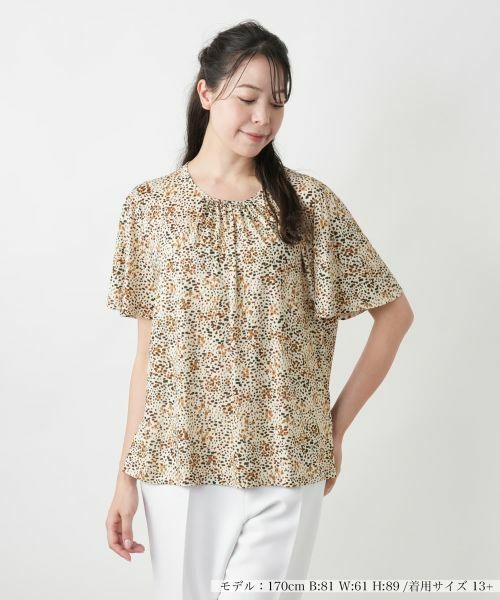 Leilian PLUS HOUSE/レリアンプラスハウス 【店舗人気】プリントカットソー【ROCHAS Premiere】 ベージュ 17+ Leilian PLUS HOUSE/レリアンプラスハウス 【店舗人気】プリントカットソー【ROCHAS Premiere】 ベージュ 17+