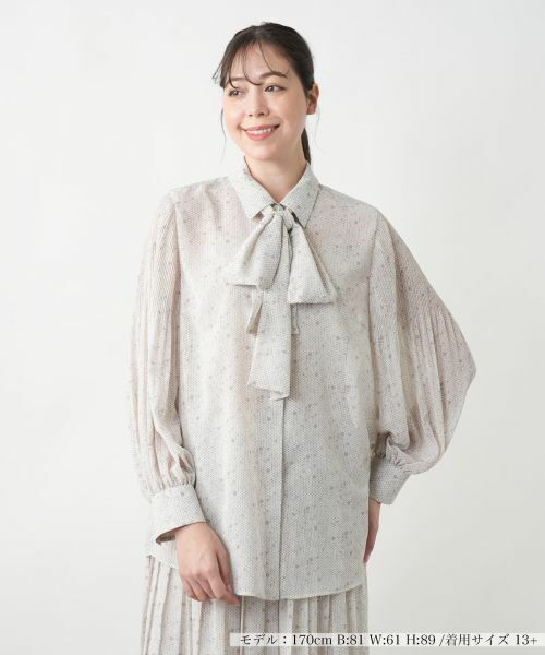 Leilian PLUS HOUSE/レリアンプラスハウス ドットボウタイブラウス【BOURGE】 グレー 13+ Leilian PLUS HOUSE/レリアンプラスハウス ドットボウタイブラウス【BOURGE】 グレー 13+