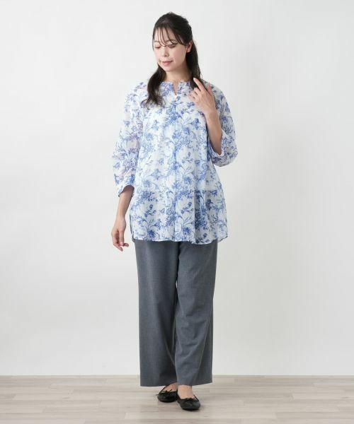Leilian PLUS HOUSE / レリアンプラスハウス シャツ・ブラウス | フラワー柄キーネックブラウス | 詳細1