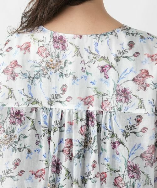 Leilian PLUS HOUSE / レリアンプラスハウス シャツ・ブラウス | フラワー柄キーネックブラウス | 詳細11