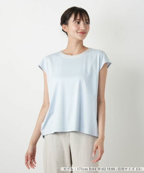 Leilian PLUS HOUSE/レリアンプラスハウス 【店舗人気】ネックライン刺繍プルオーバー サックスブルー 17+ Leilian PLUS HOUSE/レリアンプラスハウス 【店舗人気】ネックライン刺繍プルオーバー サックスブルー 17+