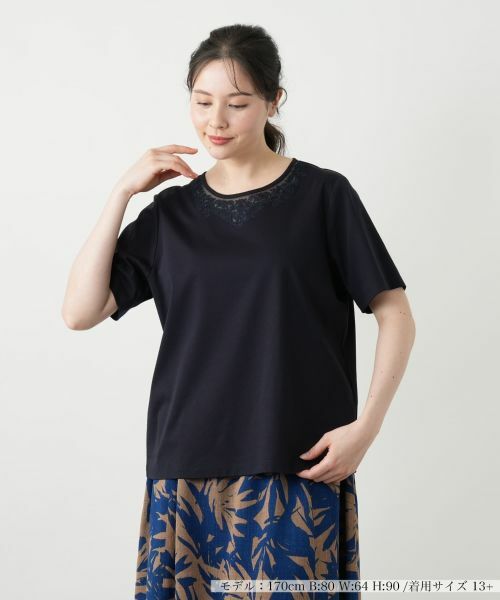 Leilian PLUS HOUSE/レリアンプラスハウス 刺繍クルーネックカットソー【Leilian WHITE LABEL】 ネイビー 13+ Leilian PLUS HOUSE/レリアンプラスハウス 刺繍クルーネックカットソー【Leilian WHITE LABEL】 ネイビー 13+