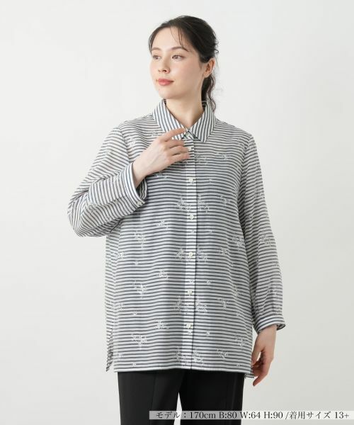 Leilian PLUS HOUSE / レリアンプラスハウス シャツ・ブラウス | 刺繍ボーダーブラウス【Leilian WHITE LABEL】（グレー）