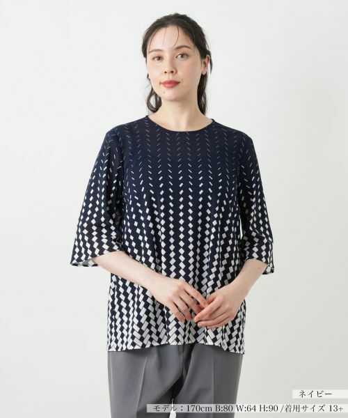 Leilian PLUS HOUSE / レリアンプラスハウス シャツ・ブラウス | 幾何学柄ノーカラーブラウス(ネイビー)