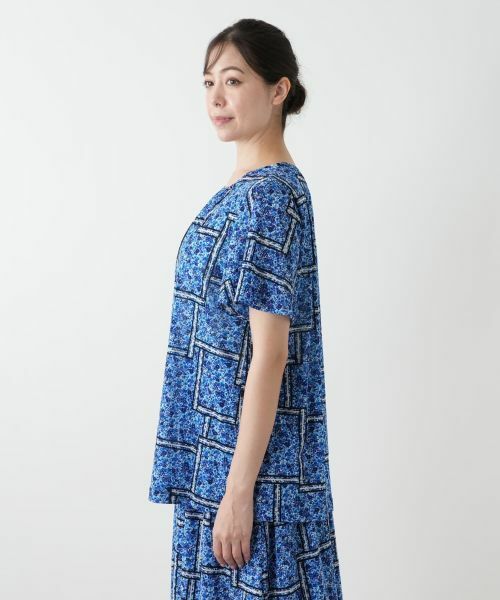 Leilian PLUS HOUSE / レリアンプラスハウス シャツ・ブラウス | フラワー柄クルーネックブラウス | 詳細8