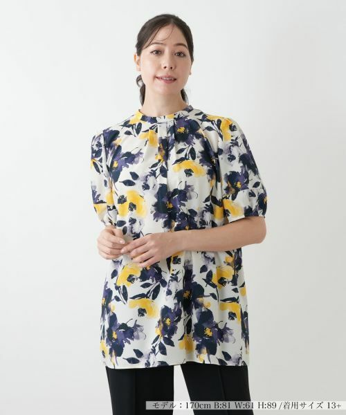 Leilian PLUS HOUSE/レリアンプラスハウス プリントタックブラウス【Leilian WHITE LABEL】 マスタード 17+ Leilian PLUS HOUSE/レリアンプラスハウス プリントタックブラウス【Leilian WHITE LABEL】 マスタード 17+