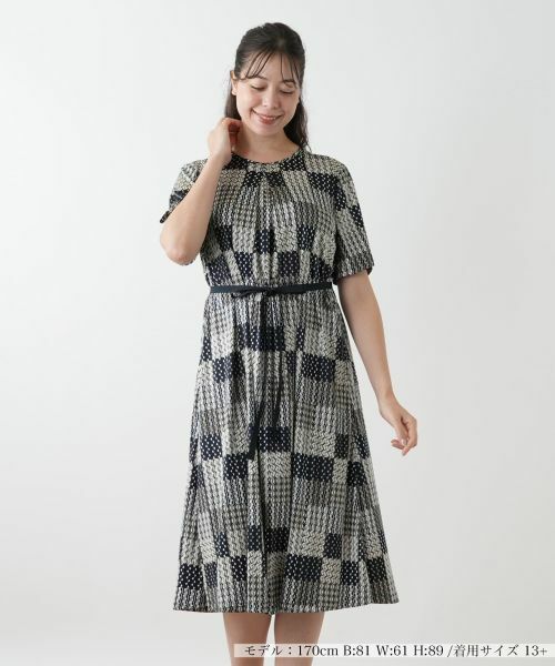 Leilian PLUS HOUSE / レリアンプラスハウス ドレス | 幾何学柄フレアワンピース【ROCHAS Premiere】(ネイビー)
