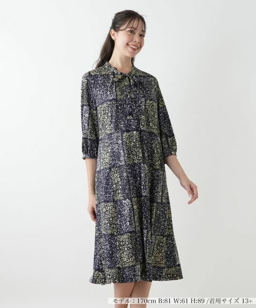 Leilian PLUS HOUSE / レリアンプラスハウス ドレス | プリントボウタイワンピース【ROCHAS Premiere】(ネイビー)