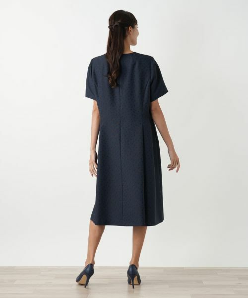 Leilian PLUS HOUSE / レリアンプラスハウス ドレス | 光沢ジャカードVネックワンピース | 詳細3