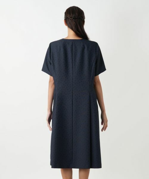 Leilian PLUS HOUSE / レリアンプラスハウス ドレス | 光沢ジャカードVネックワンピース | 詳細6