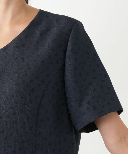 Leilian PLUS HOUSE / レリアンプラスハウス ドレス | 光沢ジャカードVネックワンピース | 詳細9