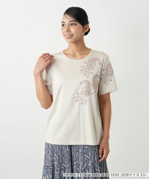 Leilian PLUS HOUSE/レリアンプラスハウス ペイズリー刺繍カットソー【ROCHAS Premiere】 ベージュ 13+ Leilian PLUS HOUSE/レリアンプラスハウス ペイズリー刺繍カットソー【ROCHAS Premiere】 ベージュ 13+
