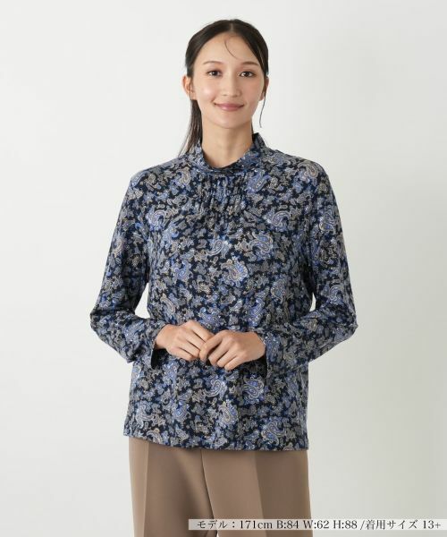 Leilian PLUS HOUSE/レリアンプラスハウス ペイズリーハイネックカットソー【Leilian WHITE LABEL】 ブルー系 13+ Leilian PLUS HOUSE/レリアンプラスハウス ペイズリーハイネックカットソー【Leilian WHITE LABEL】 ブルー系 13+
