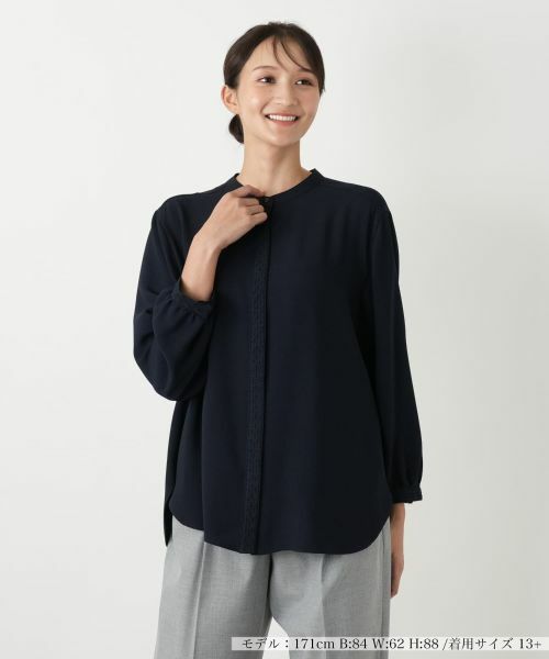 Leilian PLUS HOUSE/レリアンプラスハウス スタンドカラーブラウス【Leilian WHITE LABEL】 ネイビー 13+ Leilian PLUS HOUSE/レリアンプラスハウス スタンドカラーブラウス【Leilian WHITE LABEL】 ネイビー 13+